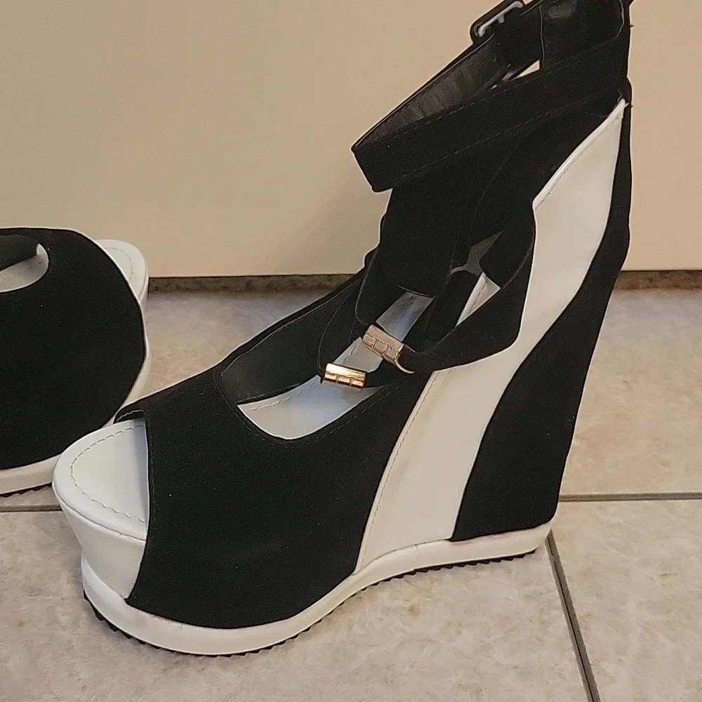Women's peep toe platform wedge black and white Size 38 (7-7.5US)